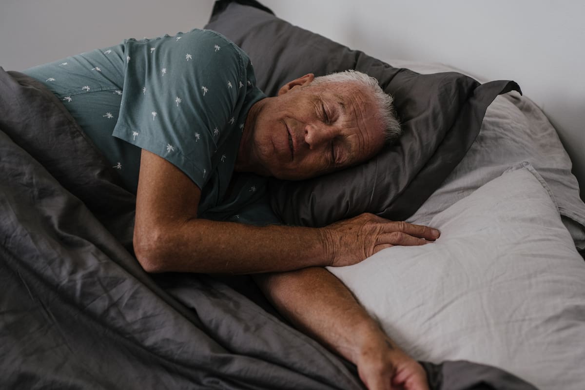 ¿Cuántas horas deberían dormir los adultos mayores de 60 años?