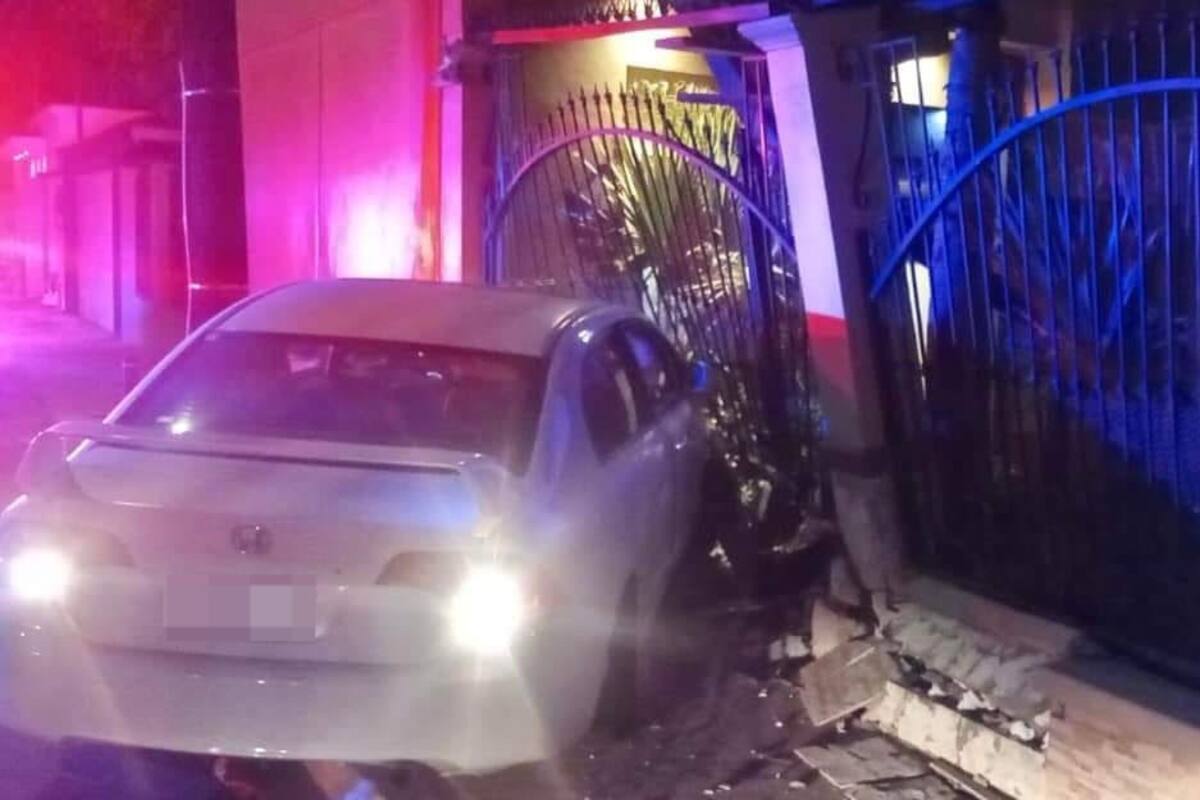 Conductor ebrio choca contra casa en Nuevo Mexicali; acompañante resulta lesionada