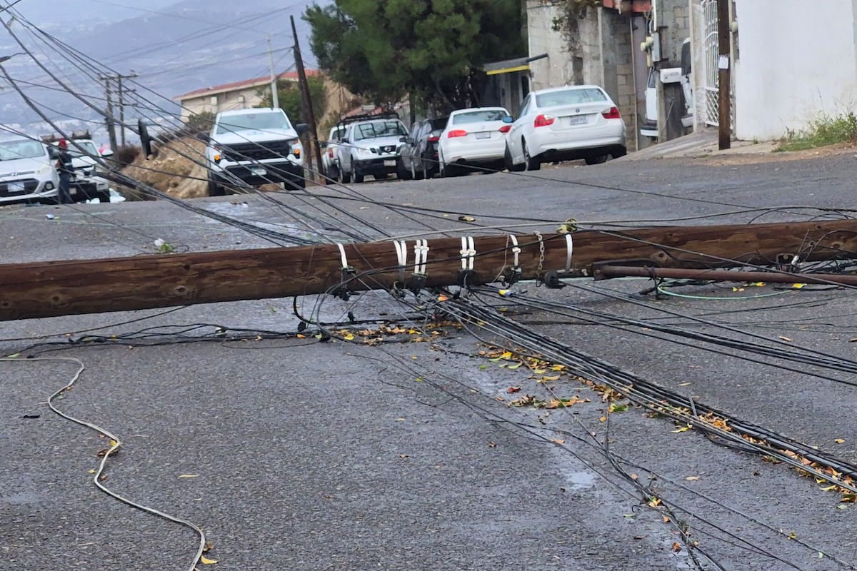 Caída de cinco postes deja sin luz a vecinos de la prolongación 20 de Noviembre