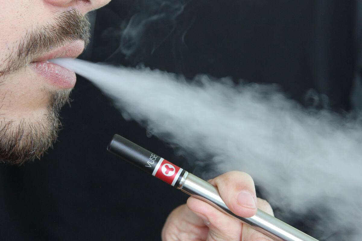 “Pegajoso” como un caramelo: Usar vapeadores puede aumentar el riesgo de caries, según estudio
