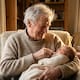 Un australiano de 91 años se convirtió en el abuelo primerizo más longevo de la historia sin saberlo: su hijo tramitó el récord Guinness en secreto y se lo entregó como sorpresa cuando ya cargaba a su nieta en brazos sin querer soltarla