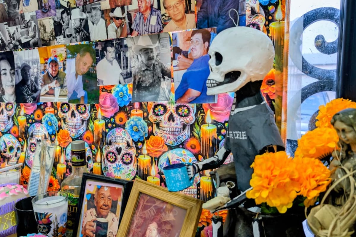Café Cele honra a sus clientes, familiares y amigos fallecidos con un altar de Día de Muertos lleno de recuerdos y aroma a café