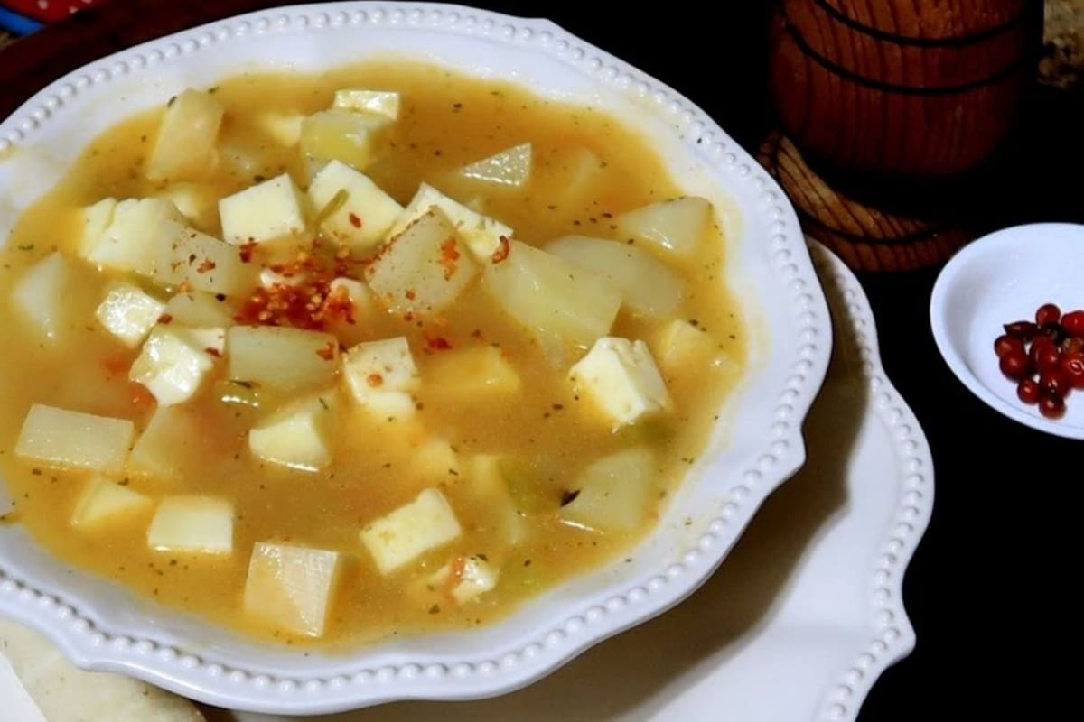 TasteAtlas ubica al caldo de queso de Sonora en el puesto 11 de las mejores sopas del mundo con una calificación de 4.4 estrellas, colocándose como la preparación mexicana mejor evaluada por encima del pozole