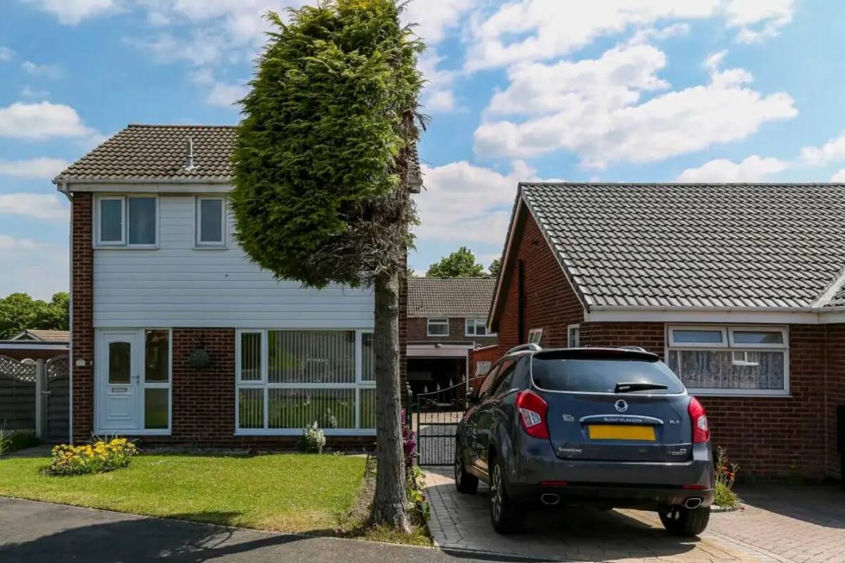 El curioso caso del “árbol partido” que divide a un vecindario y se convierte en atracción turística en Inglaterra