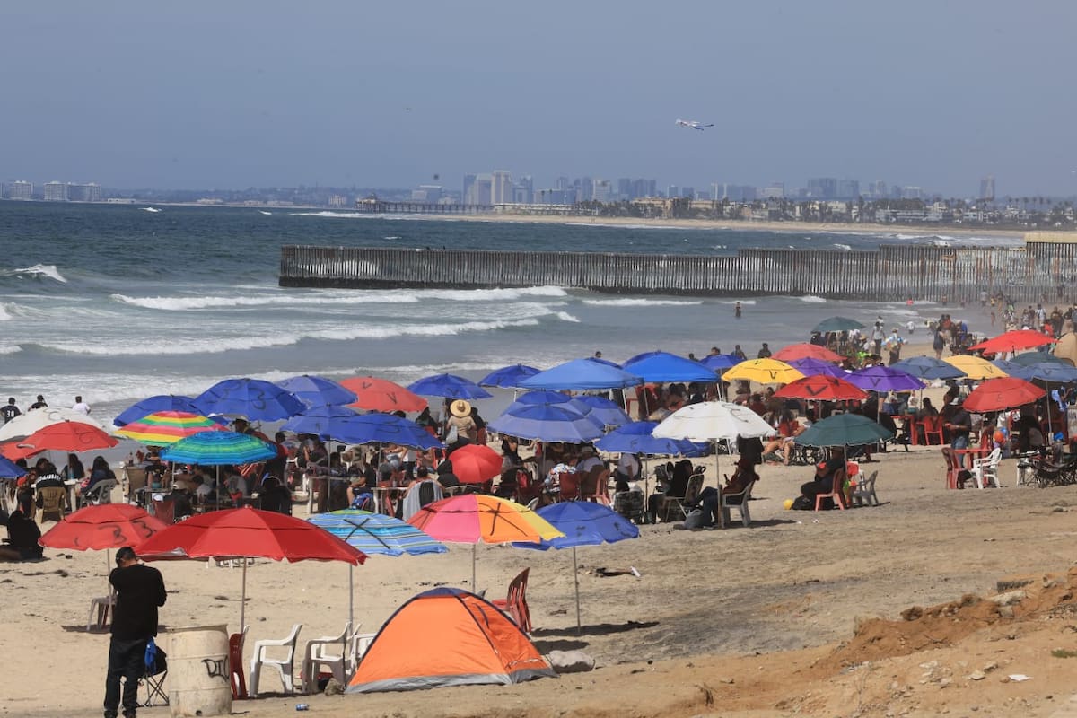 Cientos de tijuanenses disfrutan del Viernes Santo en Playas de Tijuana a pesar del viento y frío