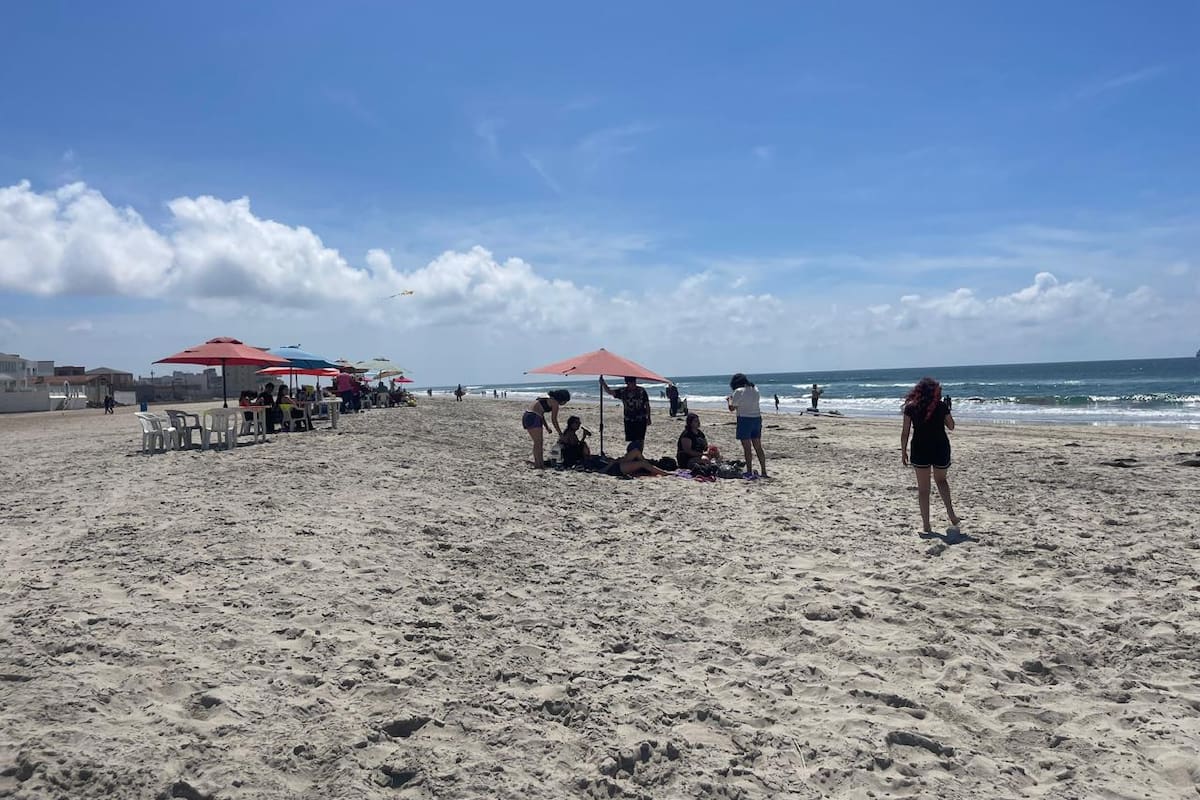 Advierten por corrientes peligrosas en algunas zonas de playa en Rosarito