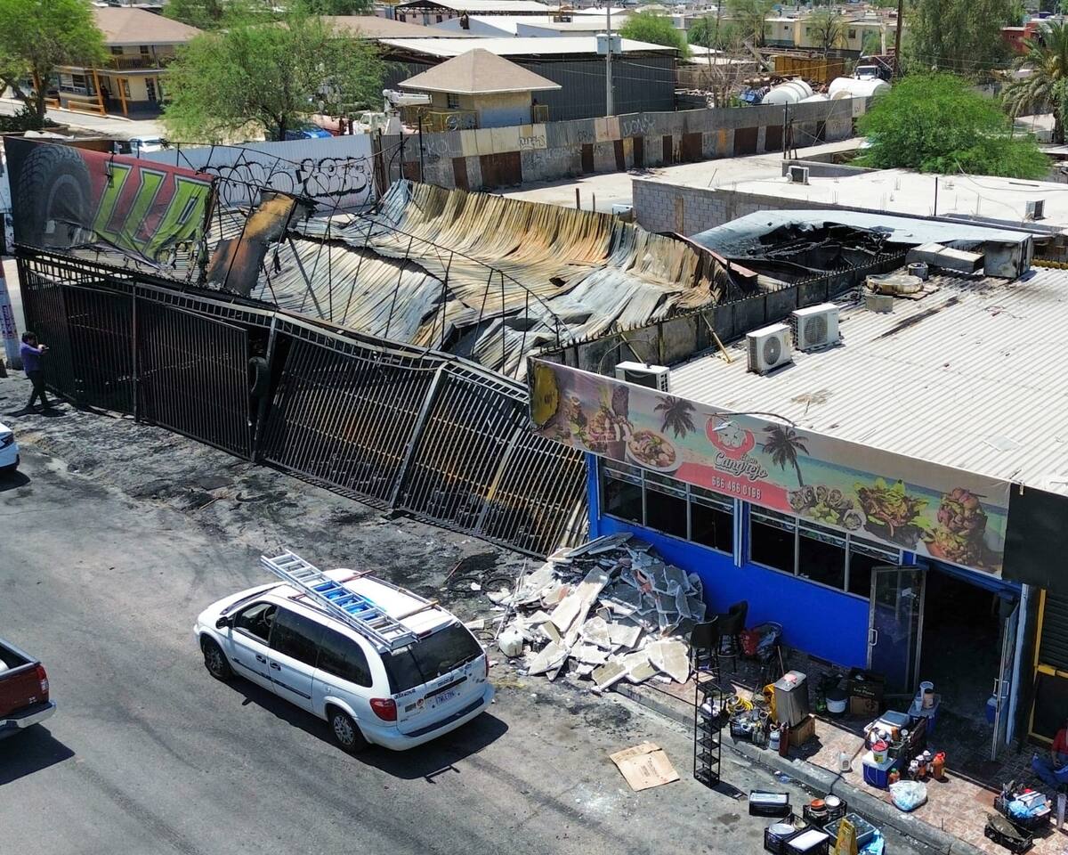 Una llantera y un negocio de mariscos fueron consumidos por un incendio ocurrido por la noche en la zona poniente de Mexicali, sin que se registraran personas lesionadas.│Foto: Javier Gallegos