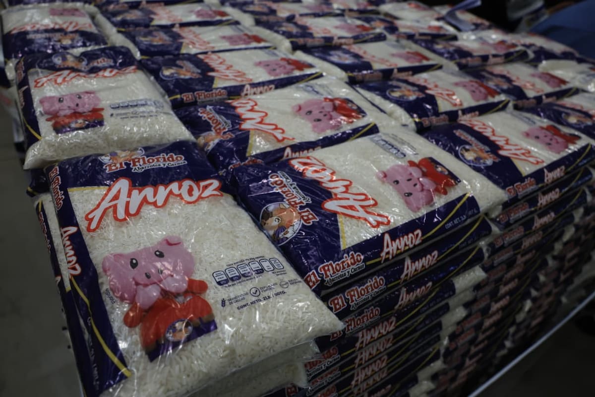 El Florido inició la venta de arroz y papel higiénico bajo su propia marca en sus 66 sucursales. Foto: Sergio Ortiz