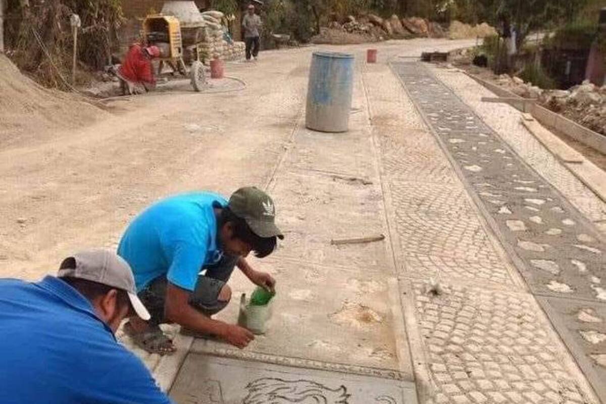 Habitantes de Oaxaca dibujan a AMLO en el concreto para agradecer obra artesanal