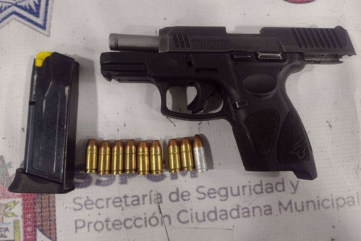 A los detenidos se les confiscó un arma tipo pistola calibre 9 milímetros abastecida con nueve cartuchos útiles.