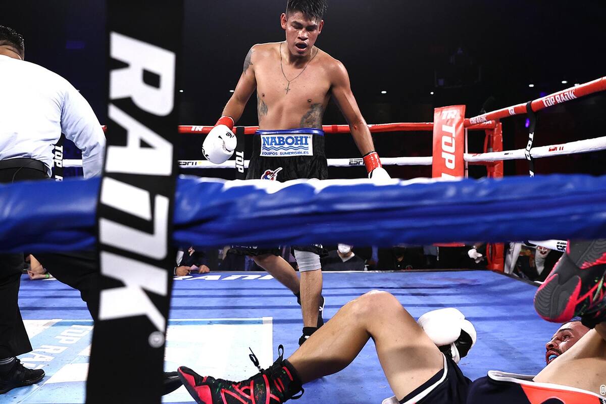 'Vaquero' Navarrete noquea a 'Pitufo' Díaz en una vibrante pelea