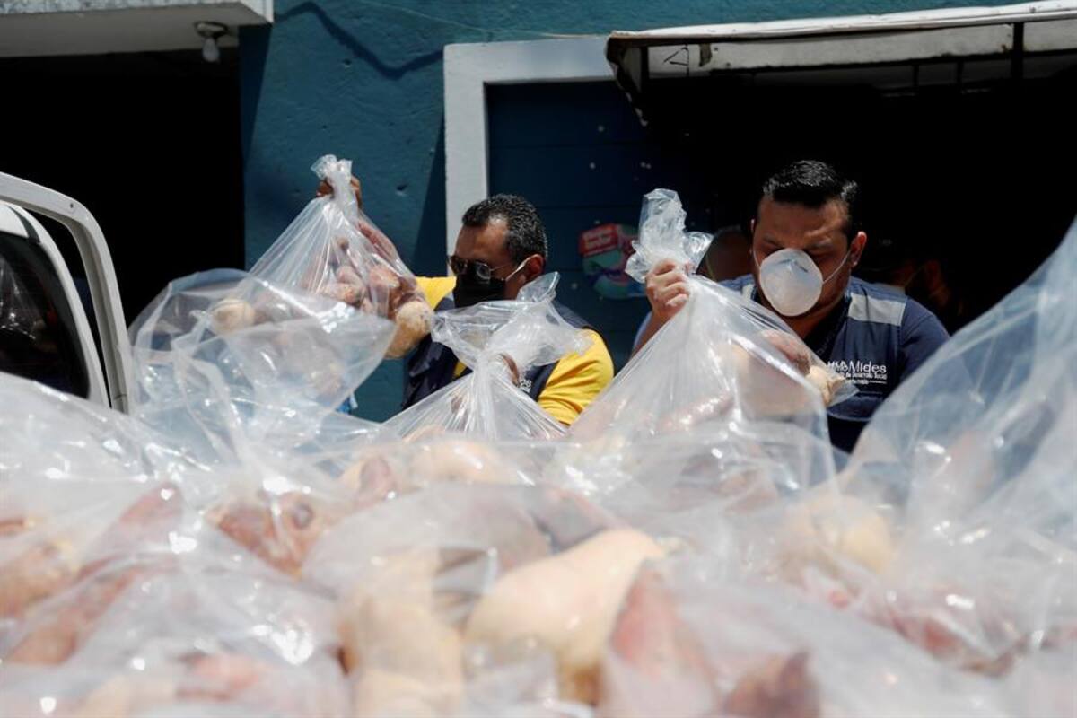 Entregan alimentos perecederos a guatemaltecos ante crisis de Covid-19
