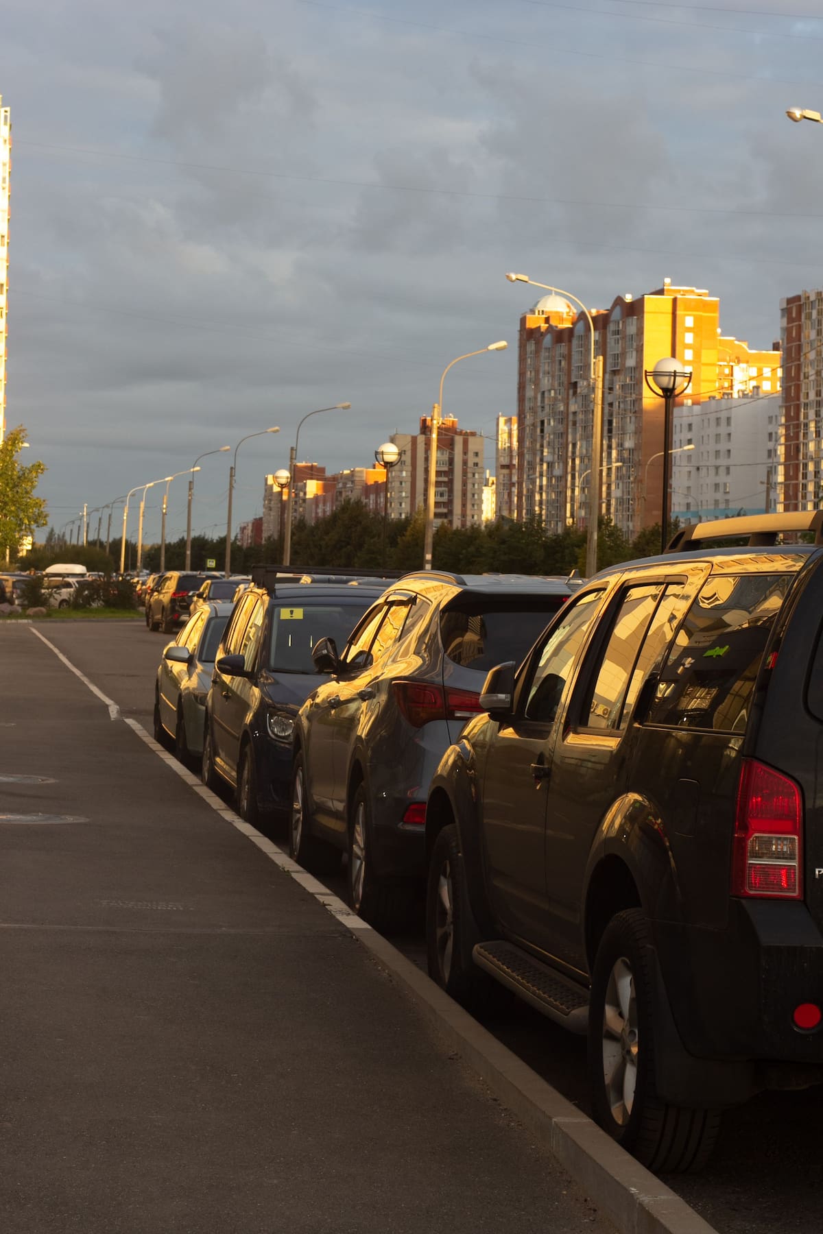 estacionar el carro es una maniobra de precisión que exige calcular espacios reducidos, observar los espejos retrovisores y anticipar movimientos en un entorno inmediato.