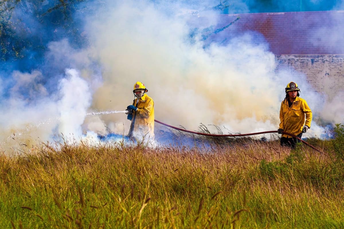 Servicios de Bomberos de Cajeme aumentan hasta 40% en 2026; 7 de cada 10 son por incendios de pasto seco y casas abandonadas