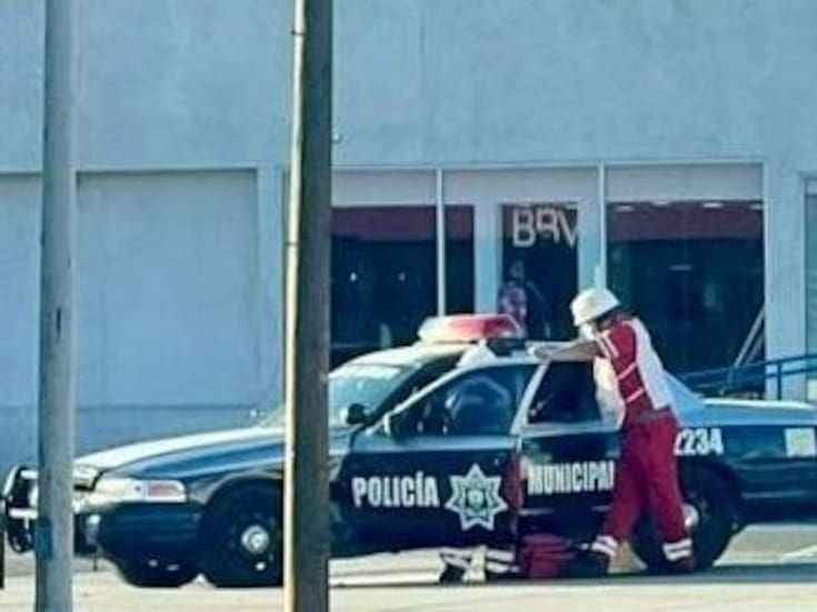 Oficial herido tras choque