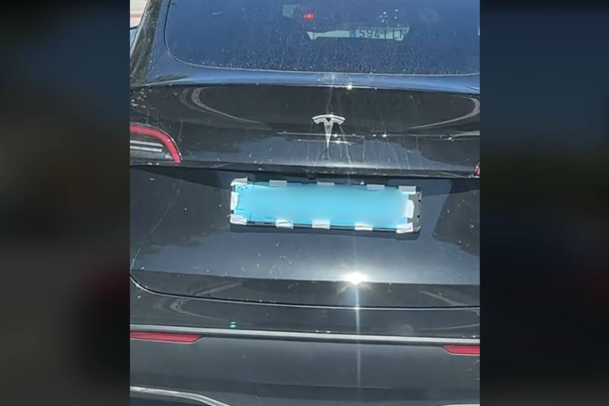 VIDEO: Captan Tesla con placa de papel, cinta y marcadores, “¿Cómo puede ser?”