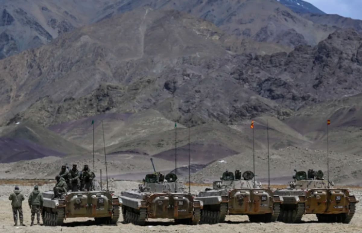 Vehículos blindados del ejército indio en un campamento militar en el este de Ladakh, cerca de la disputada frontera con China, el 19 de mayo de 2024. Tauseef Mustafa/AFP/Getty Images