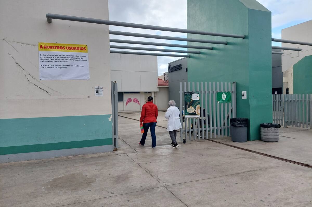 La entrada del hospital ya se encuentra abierta para recibir a los pacientes.