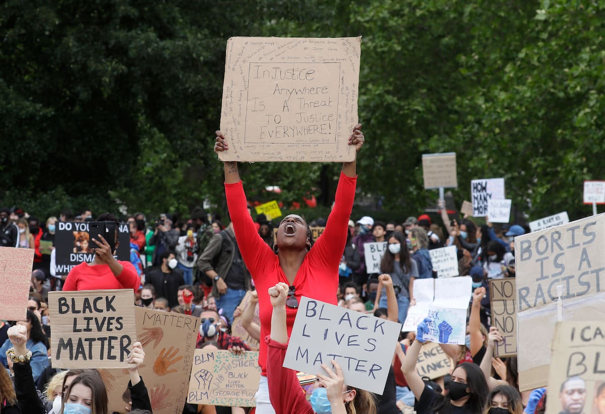 Escena de una manifestación del 3 de junio del 2020 en el Hyde Park de Londres para protestar la muerte de George Floyd en EEUU. (AP Photo/Kirsty Wigglesworth, File)