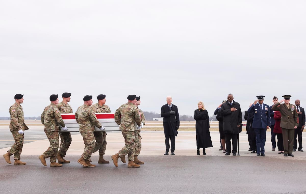 El presidente de EU, Joe Biden, rinde honores a la llegada de féretros con los tres militares estadounidenses muertos la semana pasada en el ataque con dron de milicias proiraníes en Jordania, este 2 de febrero de 2024, en la base de Dover, Delaware. EFE/ Michael Reynolds