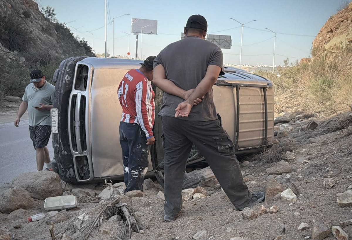 La camioneta quedó volcada en la curva de El Cimarrón, sobre el bulevar 2000. Foto: Border Zoom