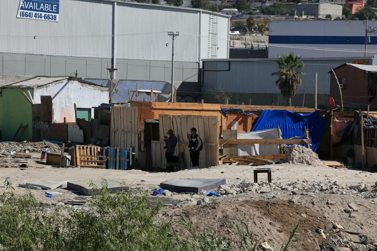 Tras el desalojo de decenas de familias, comenzaron la limpieza y demolición en Arroyo de La Presa, junto a la Presa Abelardo L. Rodríguez. Foto: Sergio Ortiz
