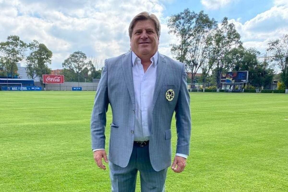 "Piojo" Herrera defiende a Peralta por criticas por "platicar" con jugadores del América