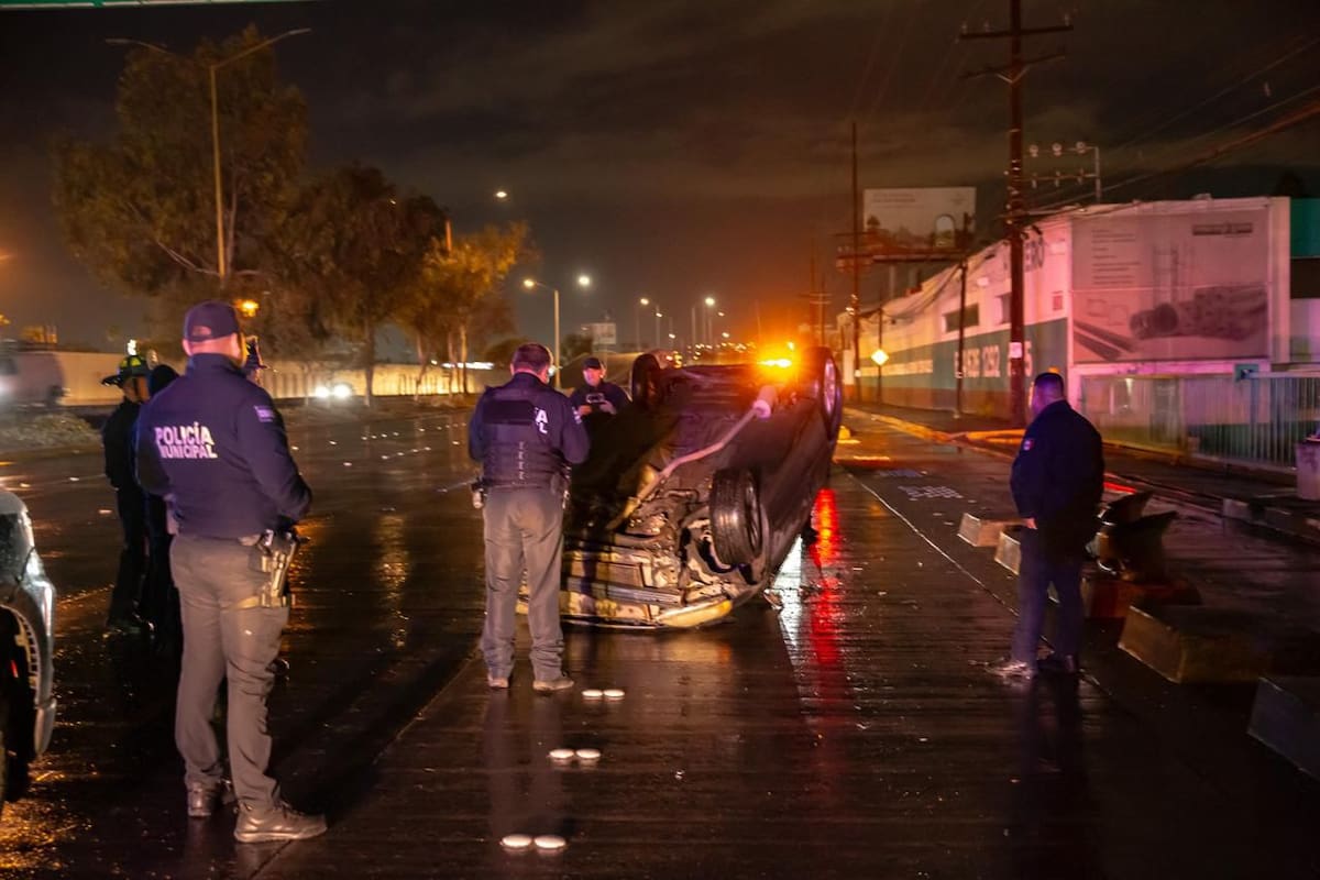 Auto vuelca en el bulevar Benítez