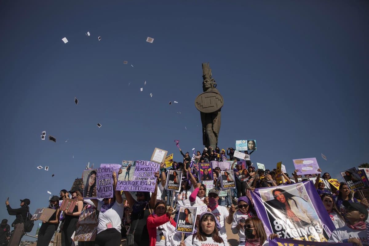 Marcha del 8M reúne a más de 2 mil 500 mujeres en Tijuana