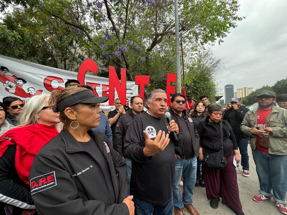 Docentes de la CNTE se manifestaron este viernes en Tijuana para exigir pagos pendientes, basificaciones y la abrogación de la Ley del ISSSTE de 2007; además, advirtieron que podrían intensificarse las movilizaciones y el paro nacional si no hay respuesta de las autoridades. Foto: Lorena Salinas