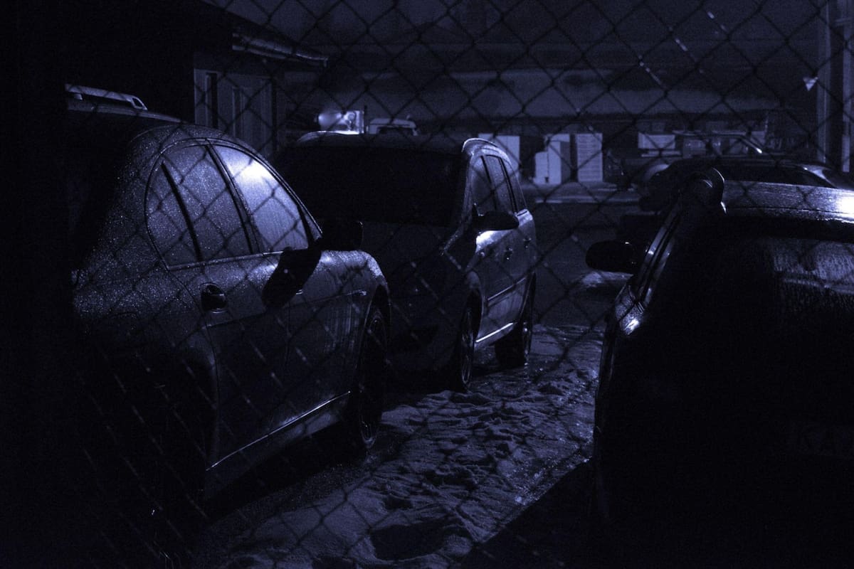 Filas de automóviles, camionetas chocadas y vehículos incompletos se extendían bajo una iluminación irregular l Foto: Imagen Creada con IA
