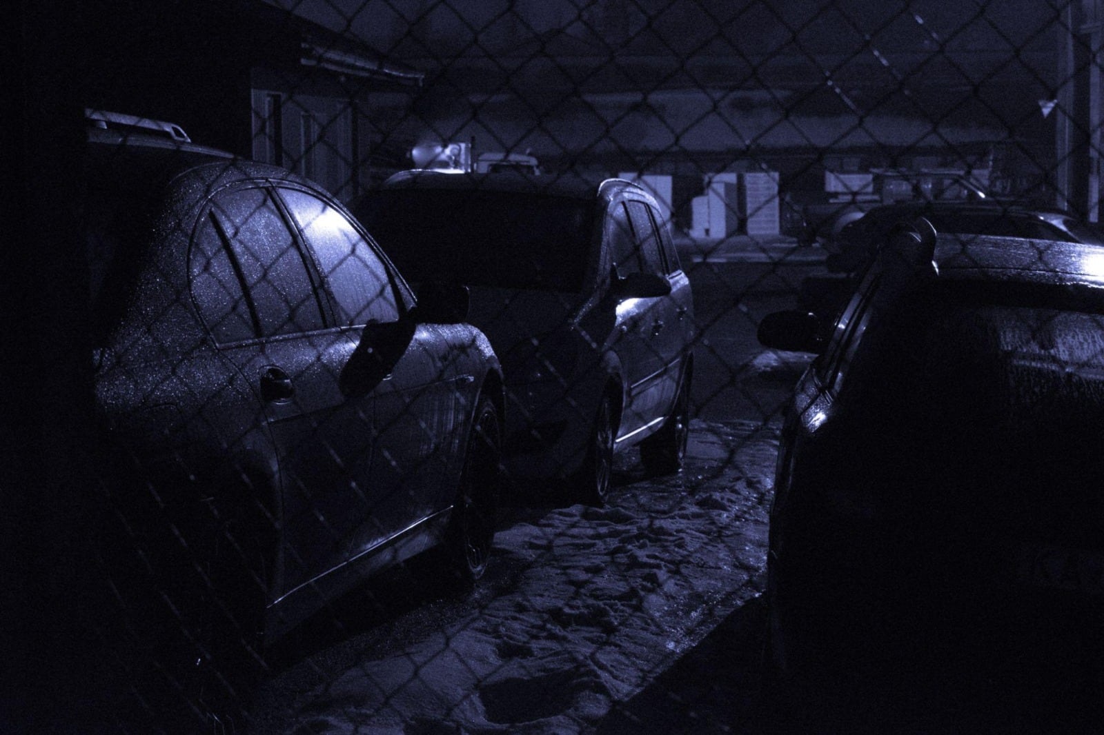 Filas de automóviles, camionetas chocadas y vehículos incompletos se extendían bajo una iluminación irregular l Foto: Imagen Creada con IA