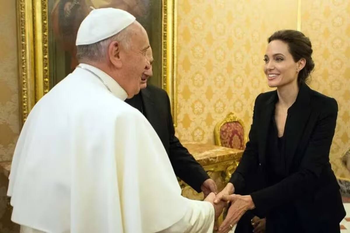 Angelina Jolie entre los artistas que deseaban conocer al Papa Francisco.