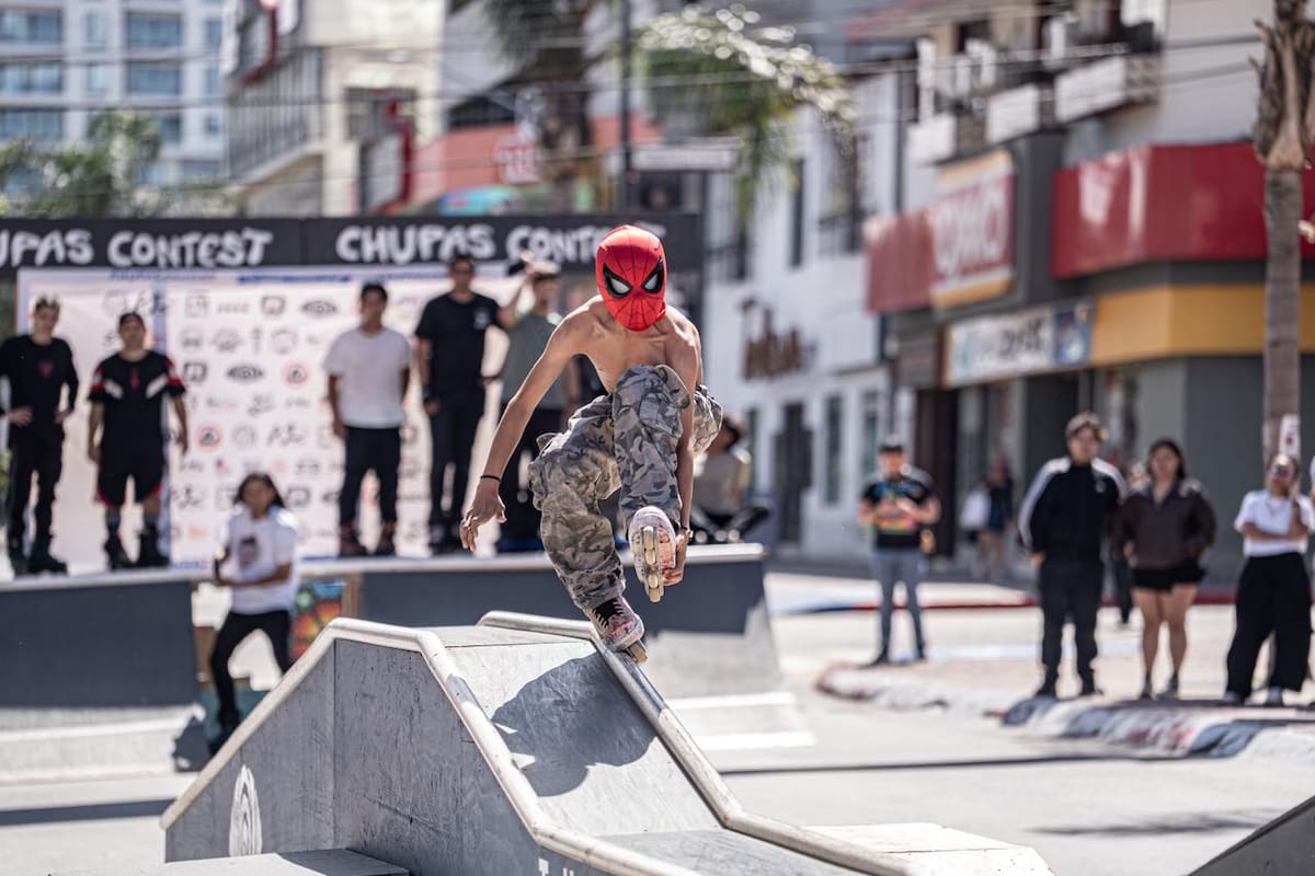 Patinadores compiten en plena Avenida Revolución durante el Chupascontest 2026