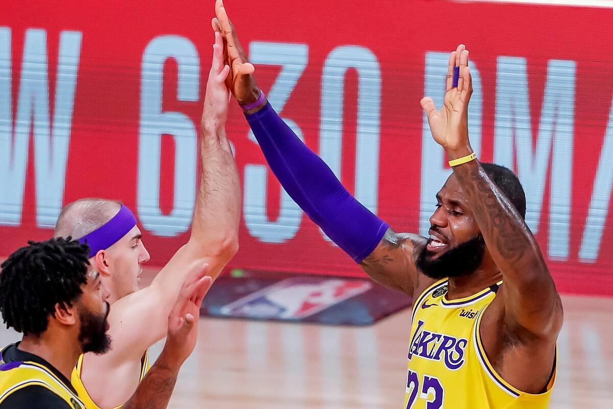 LeBron James y Anthony Davis ponen a los Lakers a uno de avanzar