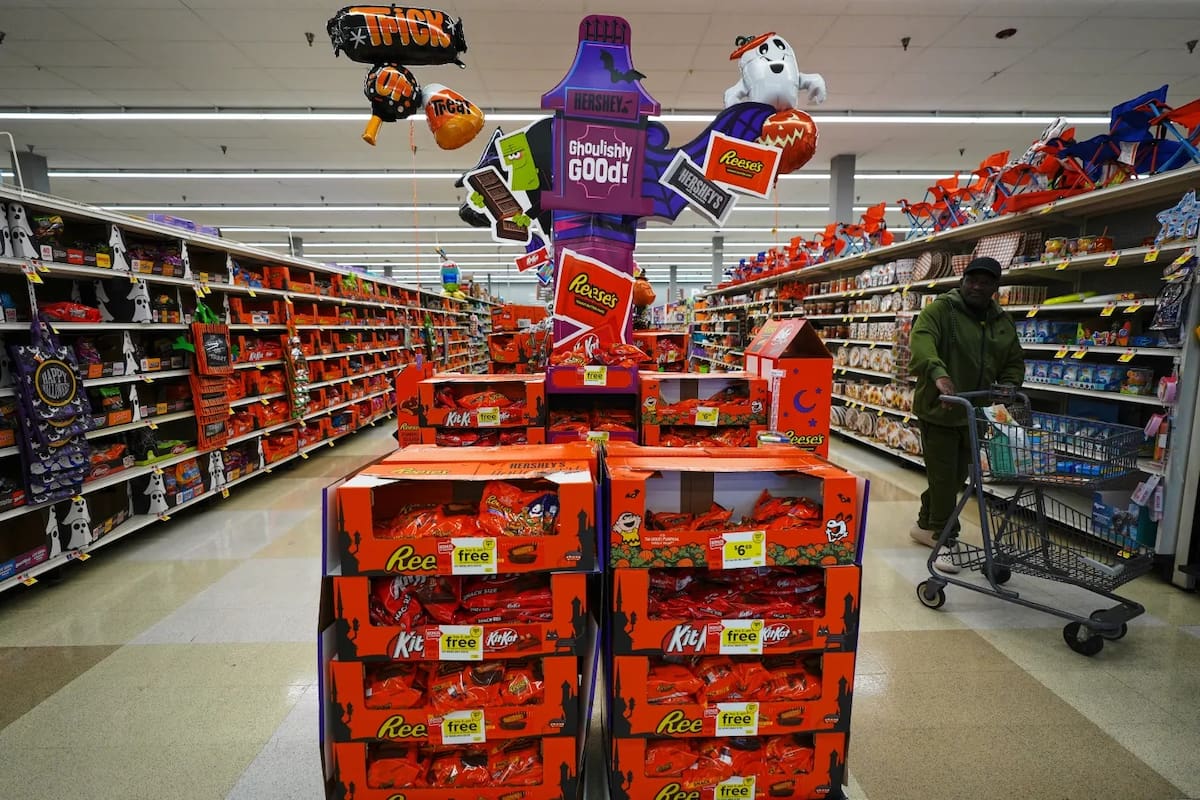 Una clienta pasa junto a un expositor de dulces de Halloween en un supermercado Giant, el jueves 22 de octubre de 2026, en Dundalk, Maryland. | Crédito: AP/Stephanie Scarbrough