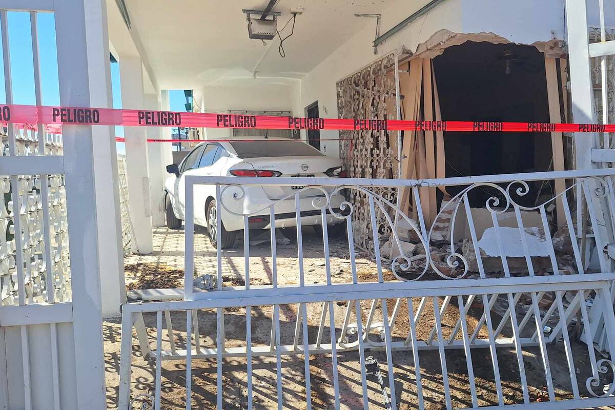 Auto se mete a una casa tras chocar, en la colonia Jesús García