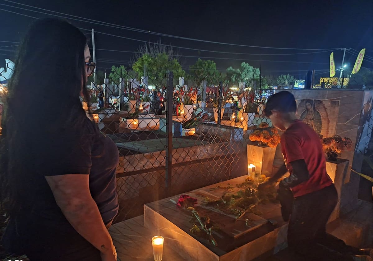 Muchas familias acudieron anoche a dejar ofrendas a sus difuntos en los panteones de Navojoa. FOTO: JESÚS PALOMARES