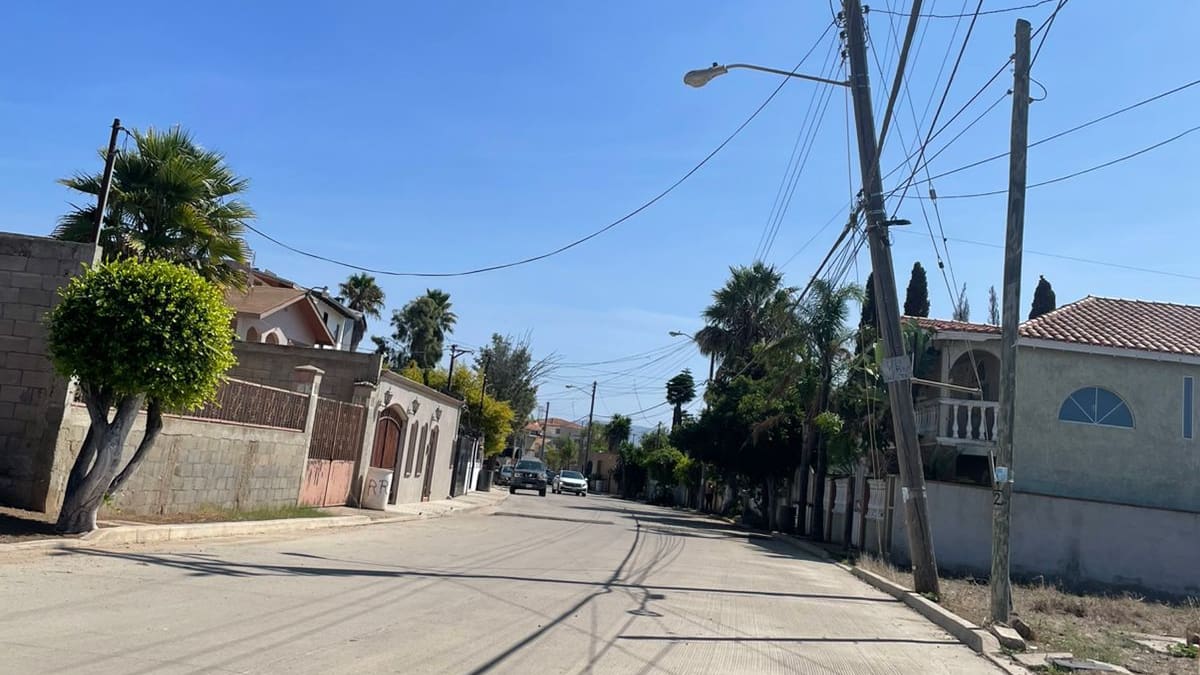 Vecinos en riesgo por poste de luz a punto de caer; CFE no responde