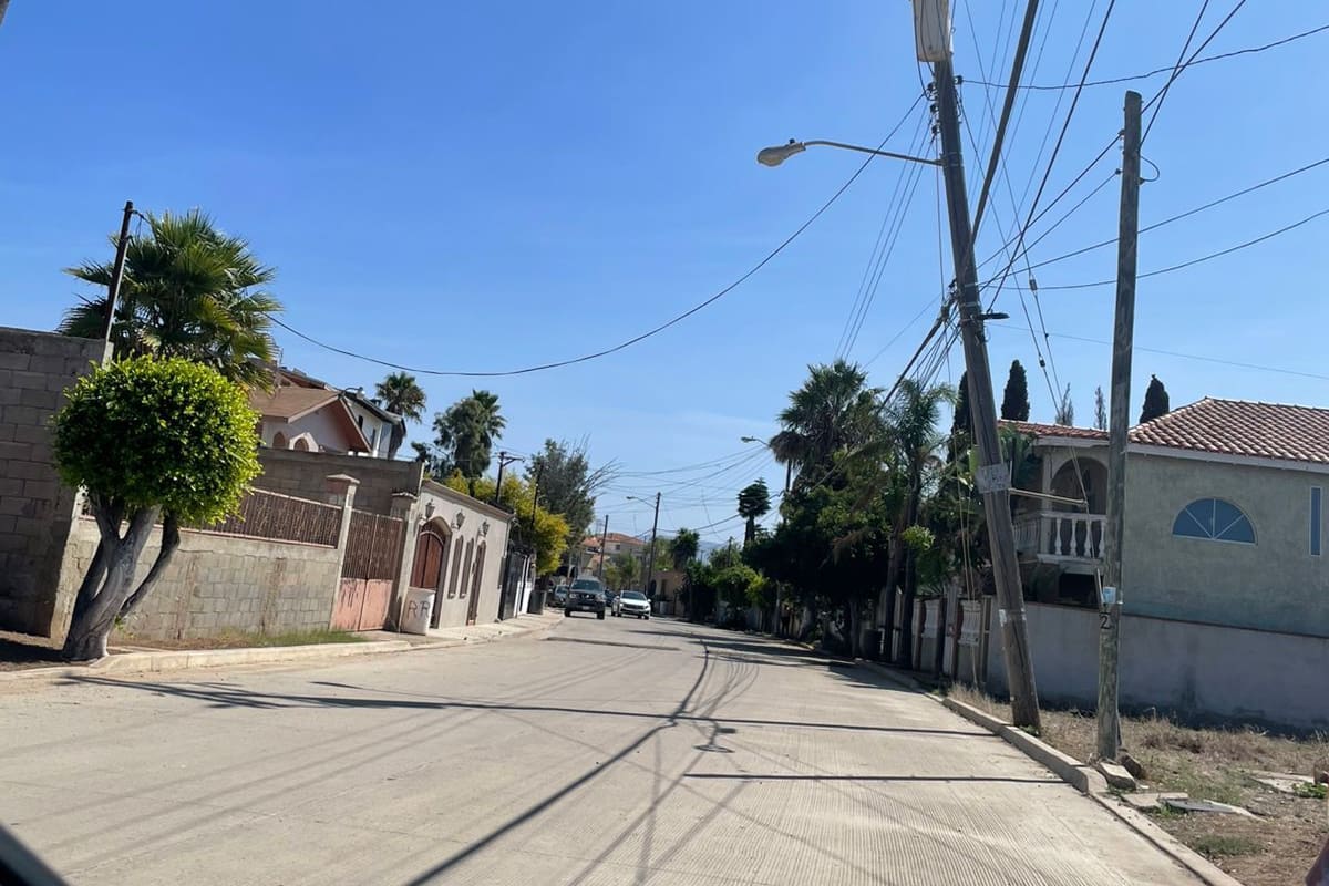 Vecinos en riesgo por poste de luz a punto de caer; CFE no responde