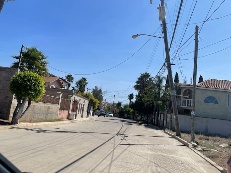 Vecinos en riesgo por poste de luz a punto de caer; CFE no responde