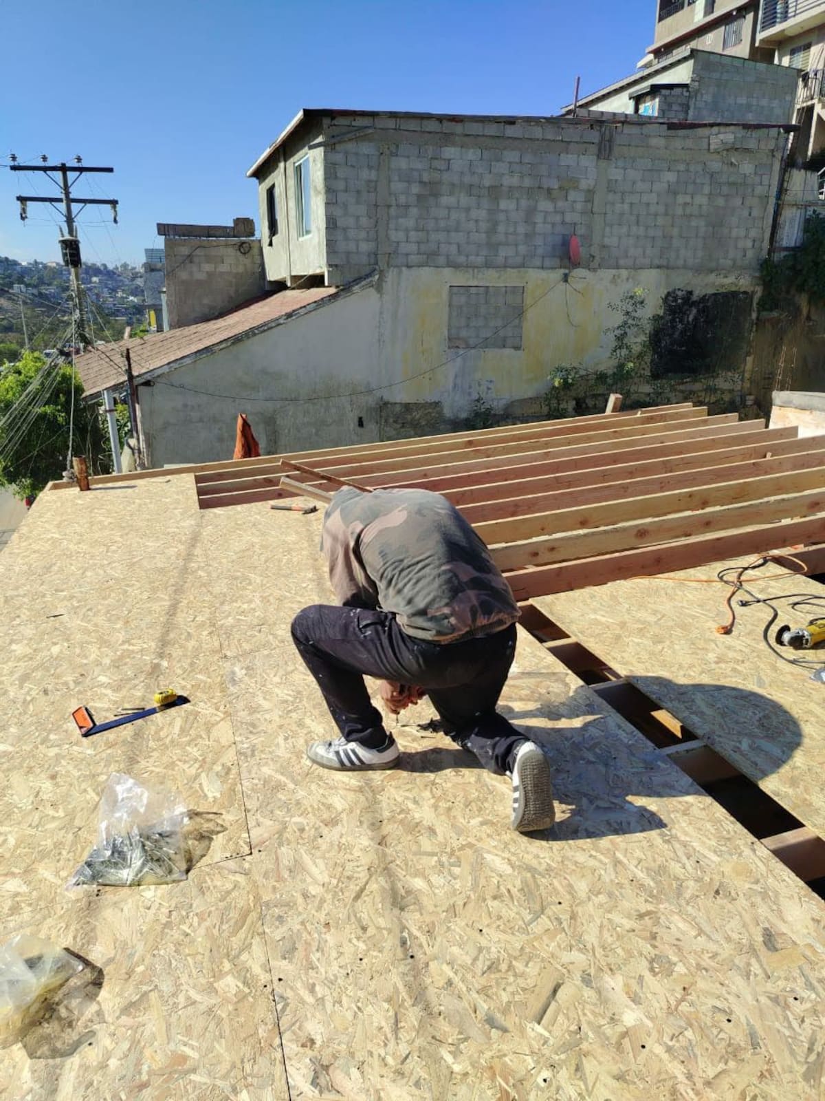 Una vecina acusa que construcciones sin permisos invaden su propiedad y han provocado filtraciones y daños en su vivienda, pese a denuncias presentadas desde 2025. Foto: Cortesía