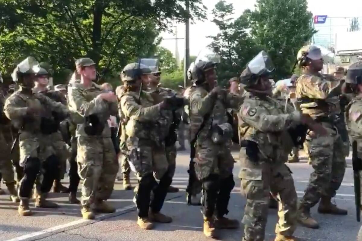 En Atlanta la Guardia Nacional baila 'La Macarena'