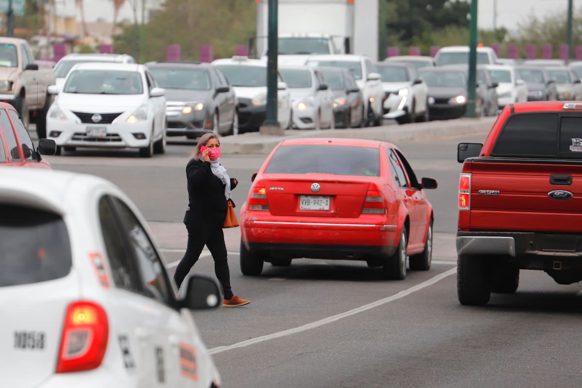 Conductores y peatones de Hermosillo viven “enganchados” por el celular