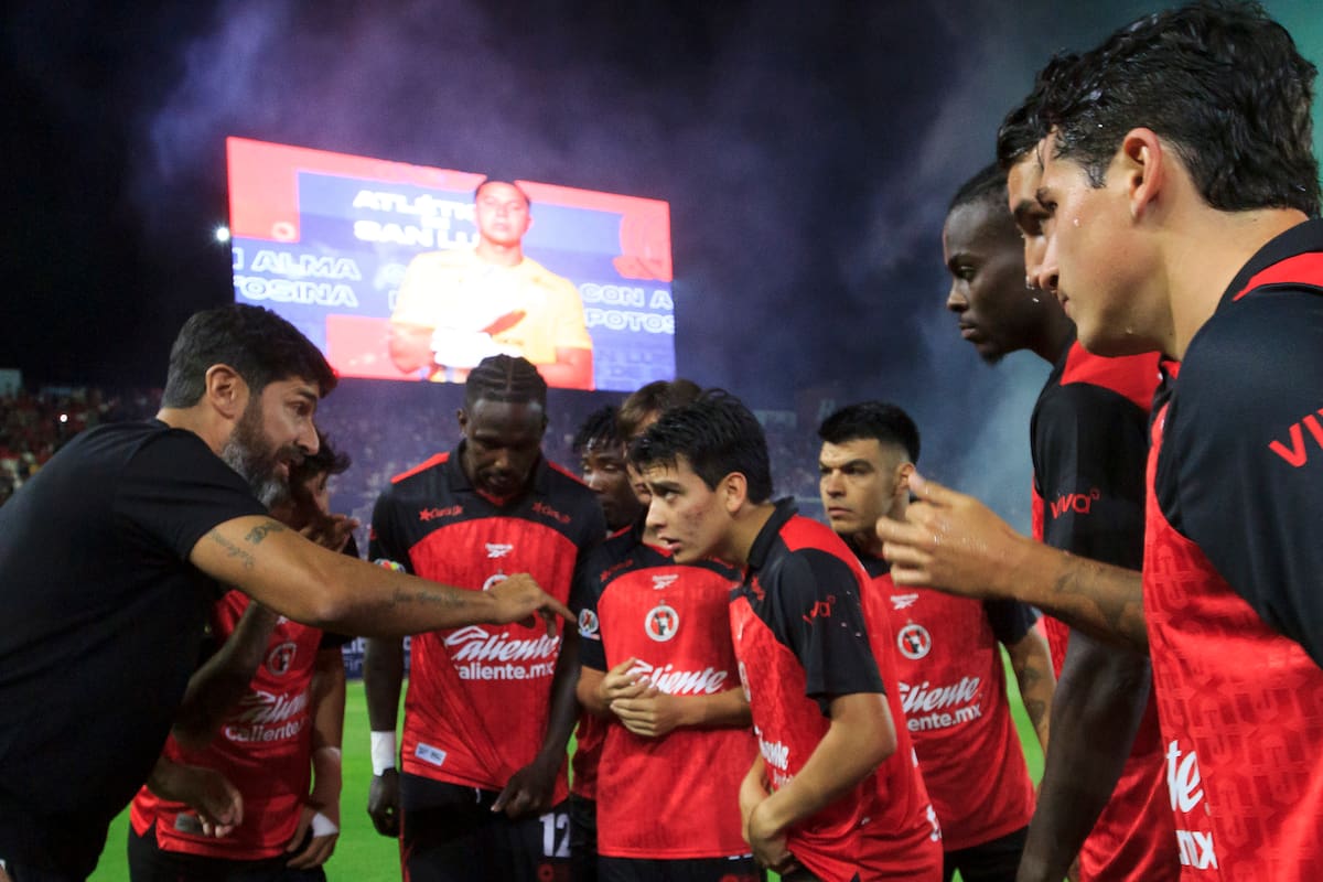 Gilberto Mora escucha atentamente las indicaciones de su entrenador, Sebastián 'Loco' Abreu. (Foto: Archivo GH)