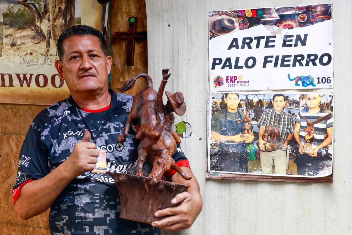 El arte del palo fierro vuelve a las fiestas del sol; Jesús suma 25 años transformando la madera en recuerdos únicos para sus clientes