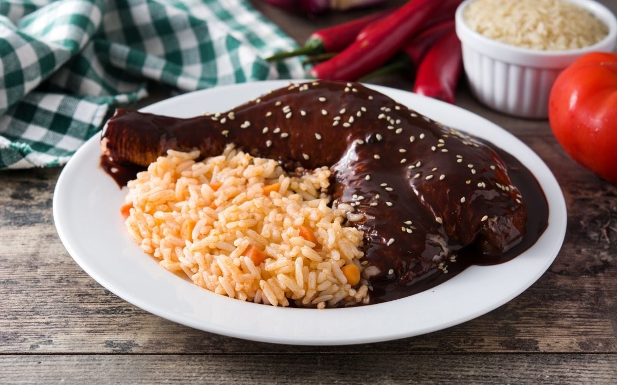 Ilustrativa de un platillo mexicano tradicional de Mole poblano acompañado con arroz. | Crédito: Pixabay