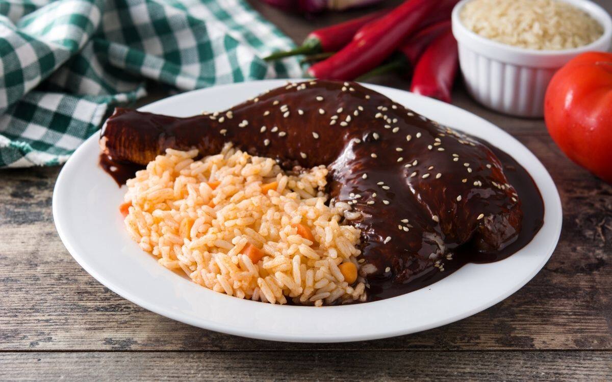 Ilustrativa de un platillo mexicano tradicional de Mole poblano acompañado con arroz. | Crédito: Pixabay