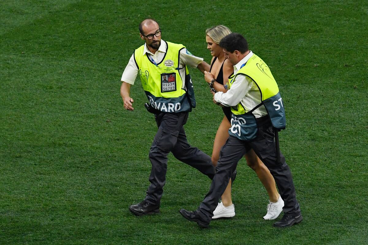 Detiene mujer en bikini la final de la Champions League