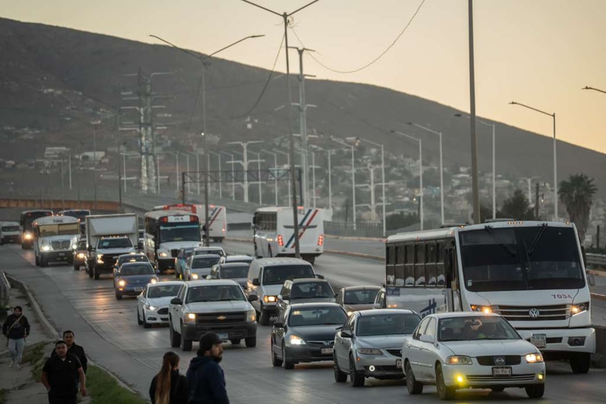 El accidente involucró un camión de transporte de personal y dos vehículos particulares; entre los heridos hay un menor y una mujer embarazada. Foto: Border Zoom